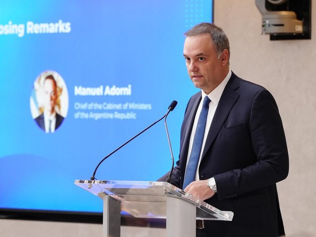 En medio de la polémica, Adorni volvió a mostrarse con su esposa en el cierre del Argentina Week y recibió el apoyo de los Milei