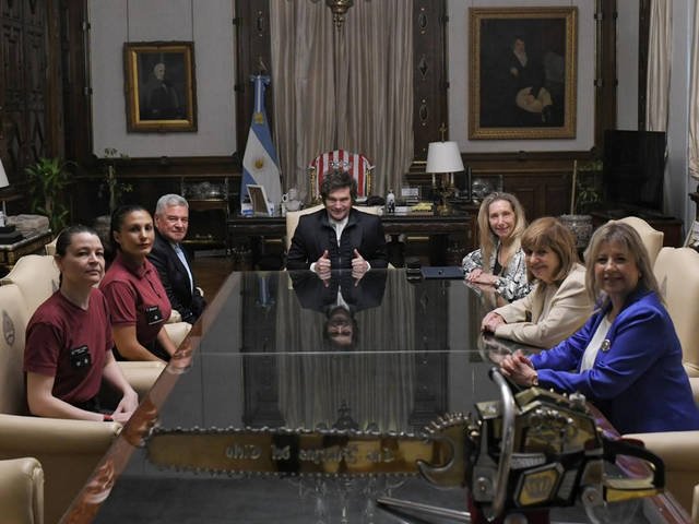 “Fílmeme señora, así me ve mi Presidente”: Milei recibió a la policía que protagonizó un video viral