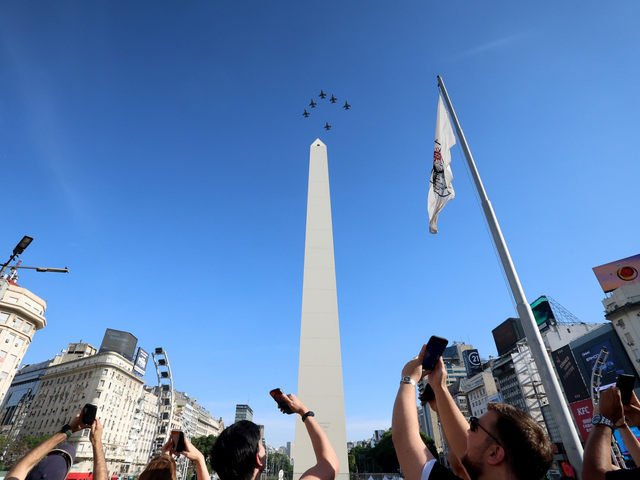 Así fue el vuelo de los aviones de combate F-16 en Buenos Aires y Córdoba: siete minutos de show y rugido a 700 km/h