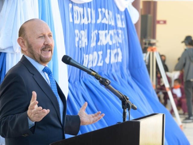 Insfrán copió a Milei al responderle a un periodista que le preguntó por una suba de tarifas en Formosa: “Ensobrado”