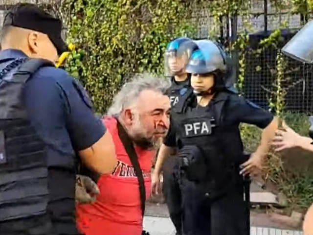 “Me pegaban patadas por abajo”: el dramático relato del camarógrafo golpeado y detenido por la Policía frente al Congreso