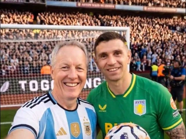 El Embajador británico se puso la camiseta argentina para un video previo al Mundial y se hizo viral