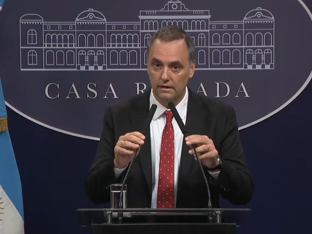 “Resistiré”, el verdadero mensaje que quiso transmitir Manuel Adorni