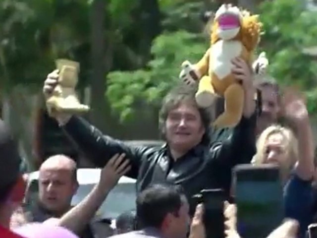 El “regalo” alusivo a Cristina Kirchner que Milei recibió en Chaco: “Es libertad o tobillera”