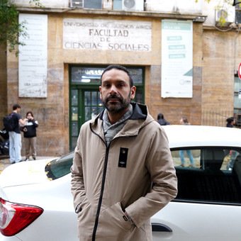 Son médicos, investigadores o docentes de la UBA y además deben manejar un Uber para llegar a fin de mes