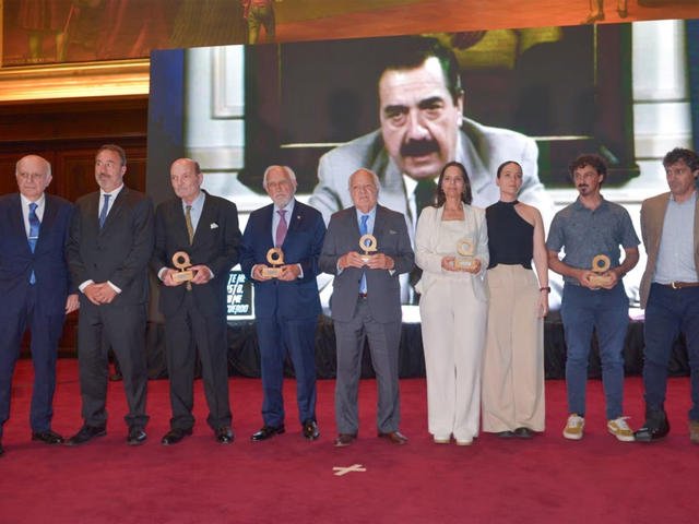 Reconocimiento a jueces, abogados, académicos y periodistas en la Facultad de Derecho