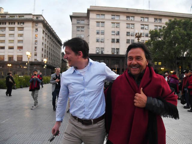 “No quiero comer milanesas con Milei, quiero que se hagan las obras”: Gustavo Sáenz reclamaba frente a Casa Rosada y aparecieron Guillermo Francos y Santiago Caputo