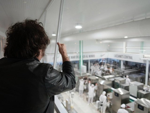 Milei estiró su gira en Mar del Plata: visita a una fábrica, show con Fátima Florez y arenga en el “Derecha Fest”