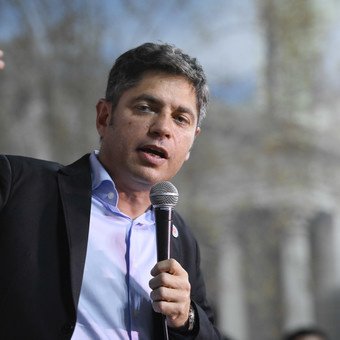 Kicillof, en modo campaña contra Milei: "Nos tiene hace dos años cruzando el desierto y le da anchoas a la gente"