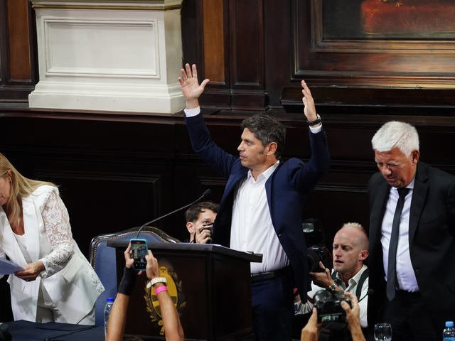Kicillof levanta el perfil de candidato y arranca su armado en las provincias, pero ya empezó el fuego amigo