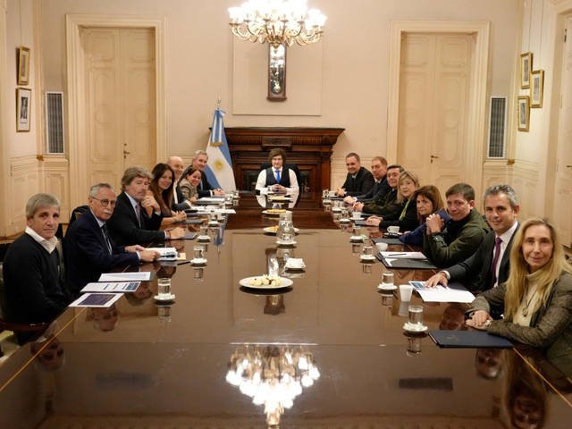 Los riesgos de un Gabinete que ya no festeja y empieza a exigirles cambios a los hermanos Milei