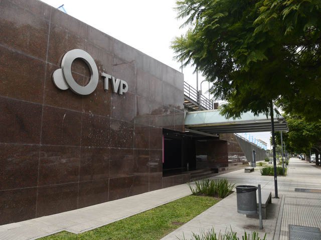 Ajuste en los medios públicos: el Gobierno busca desprenderse de 500 empleados de la TV Pública y Radio Nacional