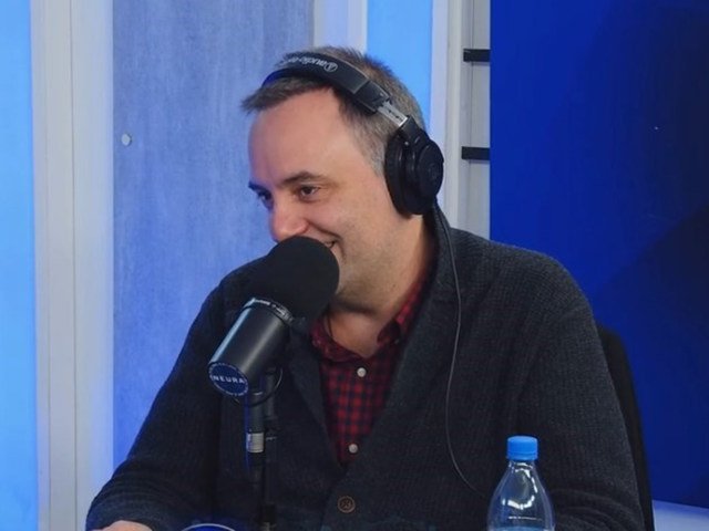 Manuel Adorni dijo que la cascada es parte de su intimidad, prometió varios libros e incomodó a un conductor de televisión