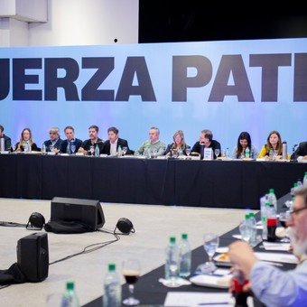 Los intendentes peronistas se comprometen a jugar: "El 7 de De Paul", los remises y la estrategia para la Boleta Única de Papel