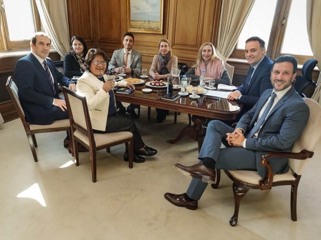 Manuel Adorni buscó mostrar apoyo interno, pero hubo faltazos de Bullrich y otros senadores