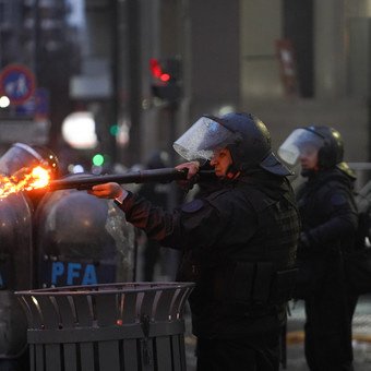 Rechazo en las calles: las fotos de la marcha frente al Congreso contra la Ley de Tierras en el Senado