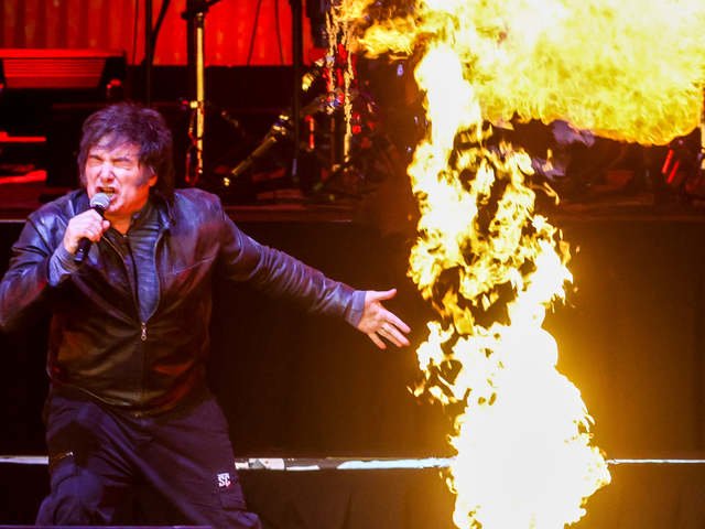 En modo rockstar Milei cantó hits y, como Presidente, afirmó: “Estamos a mitad de camino, no aflojen”