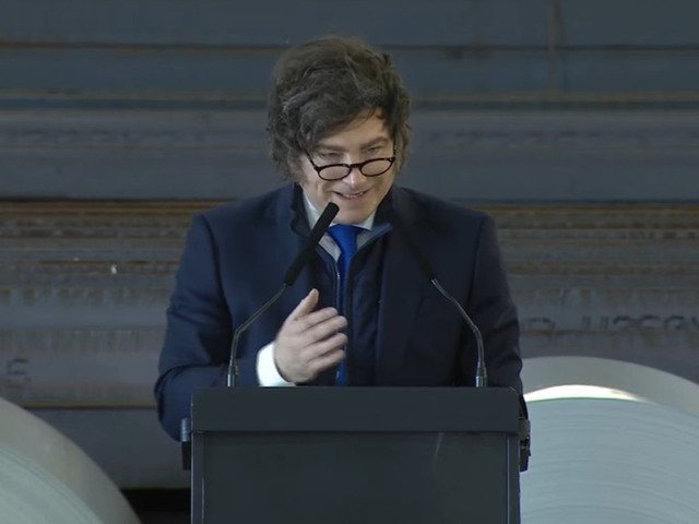 Mientras busca votantes anti-k en distritos esquivos, Milei prometió “una revolución productiva” y calificó como “histórico” el rescate de EE.UU.