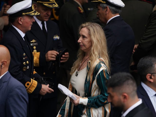 Silencio y venia, las claves para sobrevivir en el poder libertario