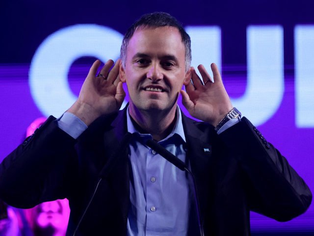 Javier Milei se mostró con Manuel Adorni: el jefe de Gabinete sigue complicado y promete mostrar su Declaración Jurada en dos meses