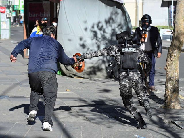Argentina manda un Hércules a Bolivia y se muestra preocupada por el bloqueo de rutas por protestas sociales