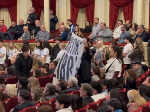 Incómodo momento para Kicillof: le reclamaron que hable de “Cristina libre” y sus seguidores taparon los gritos con cánticos de “Axel Presidente”