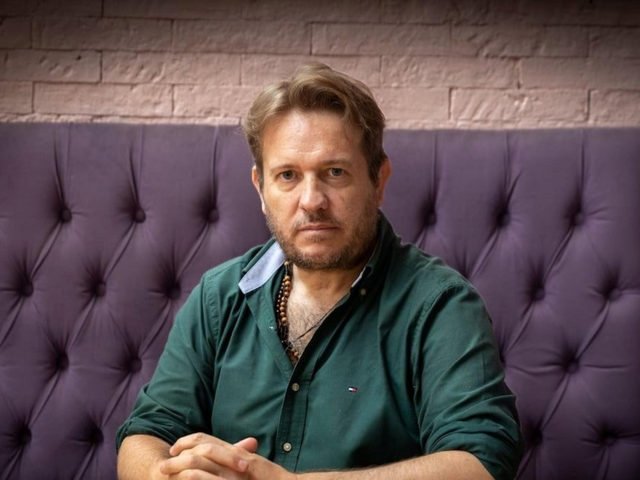 El biógrafo de Milei volvió a pedirle a Adorni que renuncie y lo comparó con el caso Espert: “Está perjudicando al Presidente”