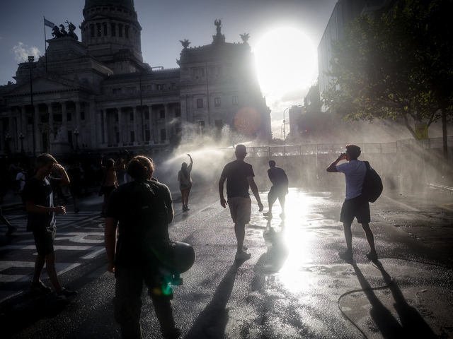 En la protesta contra la Reforma Laboral hubo otra vez choques con la policía y detenidos