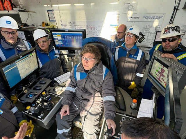 Las noticias judiciales complican a Manuel Adorni, pero el Gobierno se abraza a YPF para cambiar la agenda