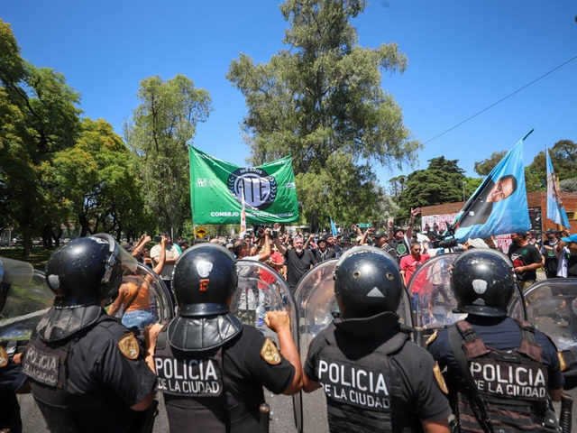 Incidentes entre la Policía y trabajadores estatales en una protesta del INTI en avenida General Paz