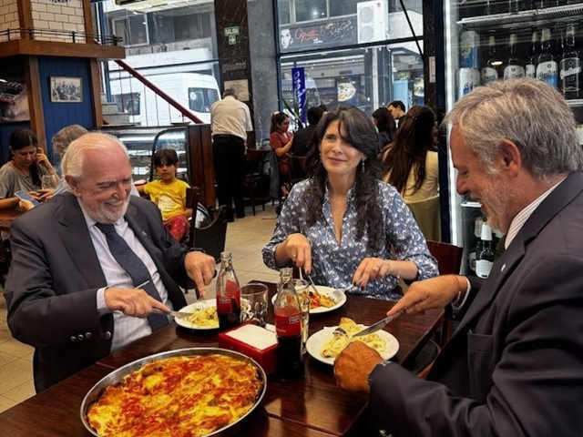 Elección en el Colegio de Abogados: Ricardo Gil Lavedra y su candidata cerraron la campaña con una atípica postal en una pizzería