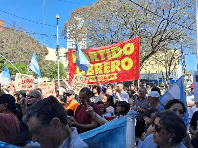 Así fueron los incidentes entre libertarios y militantes de izquierda por los que se suspendió el acto de campaña de Milei en Santa Fe