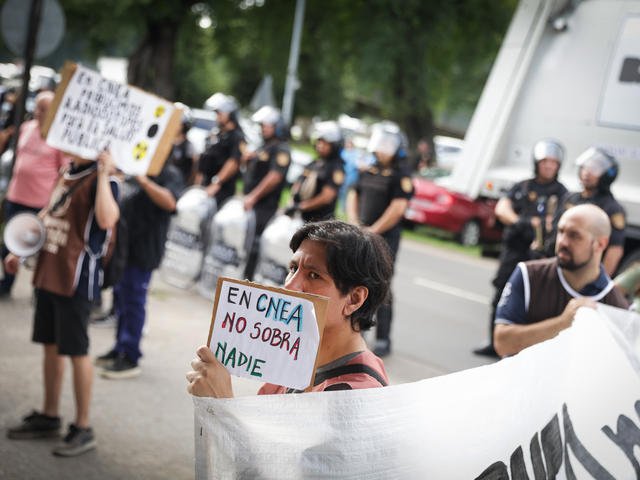 Mientras el Gobierno impulsa la privatización de proyectos nucleares, el sector atómico denuncia que atraviesa su peor crisis