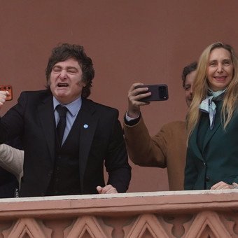 El giro de los Milei en busca de supervivencia y el temblor que viene en el planeta de los Macri