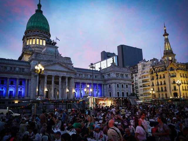 “Ninguna familia sin Navidad”: militantes de Juan Grabois organizaron una cena para más de 4000 personas en situación de calle frente al Congreso