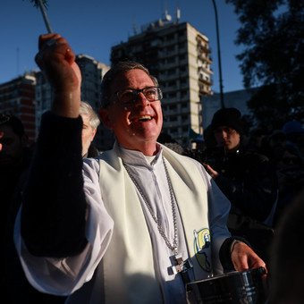 Frío polar y fe inquebrantable: las fotos de la multitudinaria marcha de San Cayetano a Plaza de Mayo