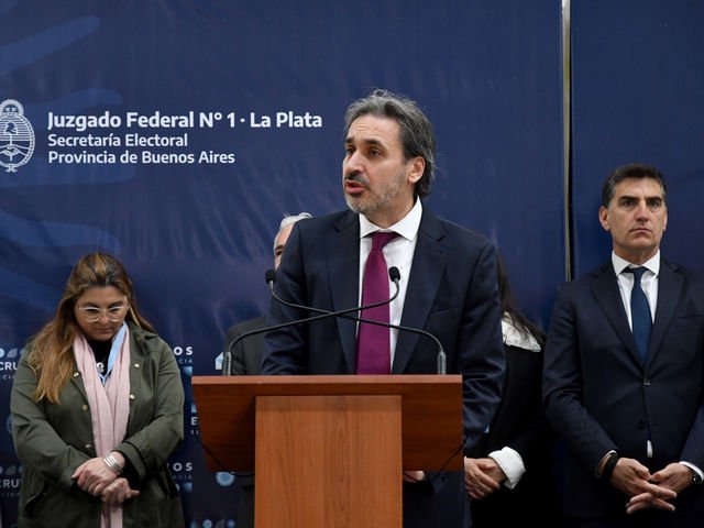 El juez Ramos Padilla pidió dos opiniones antes de resolver sobre la lista de La Libertad Avanza y la reimpresión de boletas