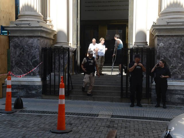 Maniobras con el dólar durante el cepo K: ordenan cinco allanamientos a funcionarios y un operativo en el Banco Central