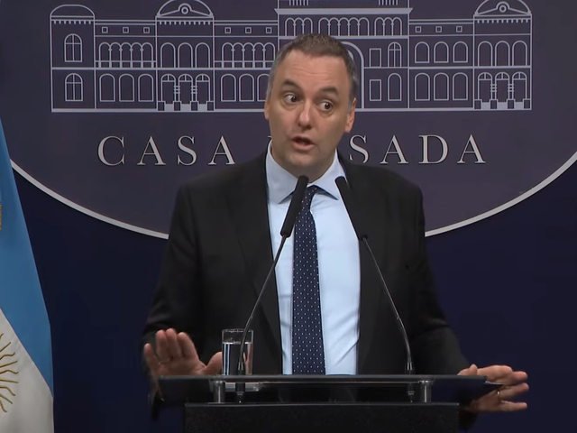 ¿Cuántos dólares en efectivo gastó Manuel Adorni? Los números que están bajo la lupa de la justicia