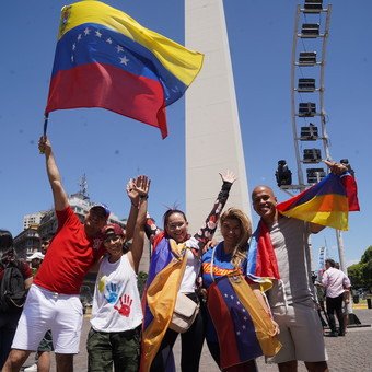 En fotos: así celebraron los venezolanos en el Obelisco y en el mundo el anuncio de Trump sobre la captura de Maduro