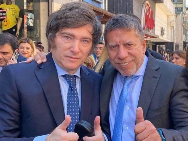 “Farsante”, “facineroso” y "mentiroso": Javier Milei salió al cruce de Ricardo Bussi por los afiches con su foto en Tucumán