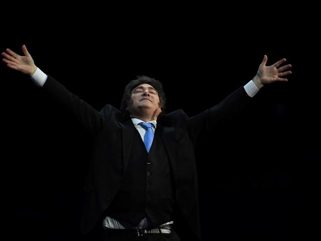 Cambio de agenda: Milei intentará revivir el relato económico y encadenaría tres viajes en 15 días