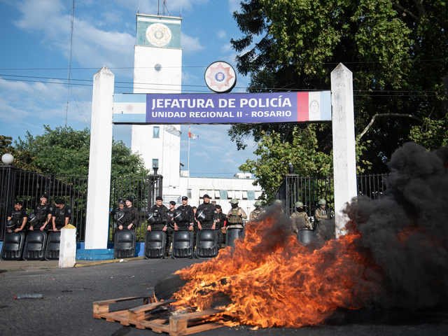 Después de casi tres días de tensión, Pullaro firmó un decreto con aumentos para la Policía de Santa Fe y levantaron la protesta en Rosario