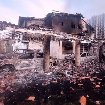 Tanques y camionetas con disparos, cráteres de explosiones y cuerpos mutilados: imágenes militares muestran las consecuencias del ataque de Estados Unidos al búnker donde estaba Maduro