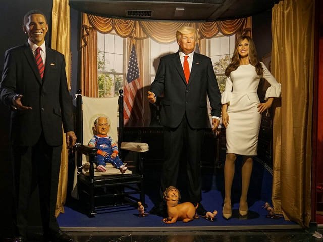 Un artista chileno irrumpió en el Museo de Cera de Madrid y puso un muñeco de Milei como perro faldero de Trump