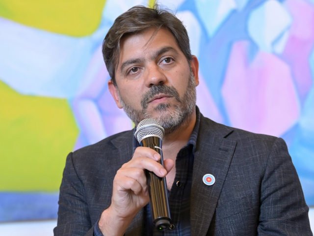 Carlos Bianco respondió con una ironía la chicana de Diego Santilli: “Por ahí no me puede contestar porque está buscando oficina”