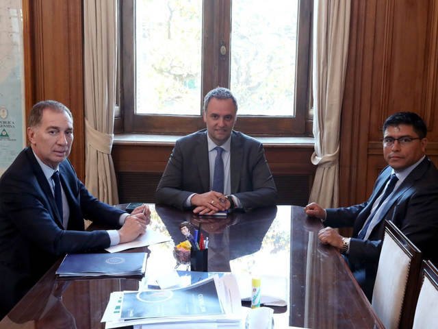 Santilli completa el álbum de gobernadores mientras el Gobierno apuesta a los mandatarios del norte para quebrar al PJ en Diputados