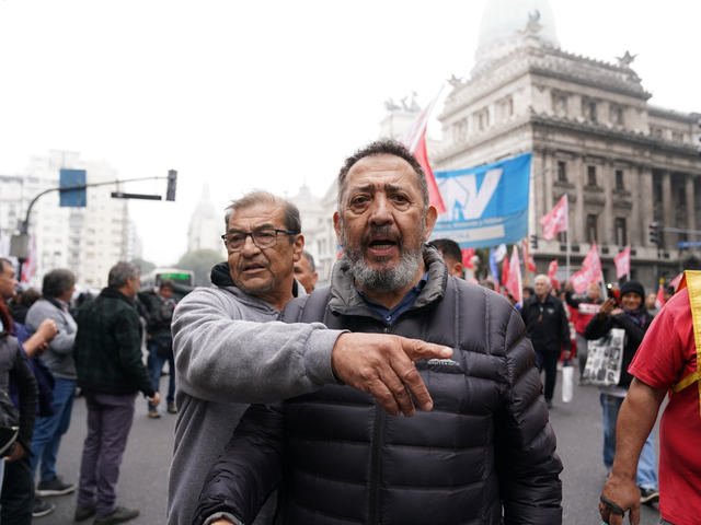 Luis D'Elía y Barrionuevo ya no ocultan su apoyo a Kicillof y el expiquetero K le pide que enfrente a Cristina Kirchner