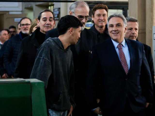En medio del conflicto por la educación, el gobernador Llaryora se diferenció de Nación y anunció más fondos
