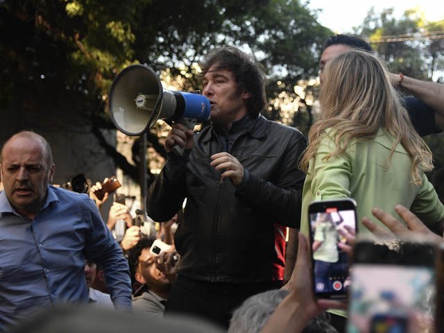 “¿Y vos a quién votás?”: la insólita encuesta que lanzó Milei en redes acusando al peronismo de robar, matar y violar